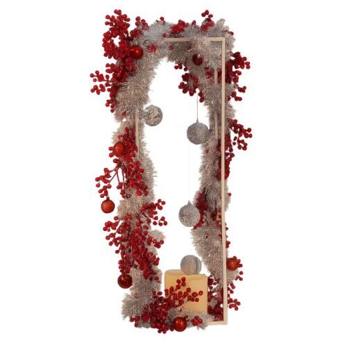 white garland centrepiece with glazed berry