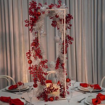 white garland centrepiece with glazed berry