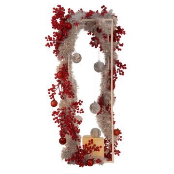 white garland centrepiece with glazed berry